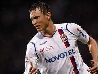 De quelle nationalit est-il?