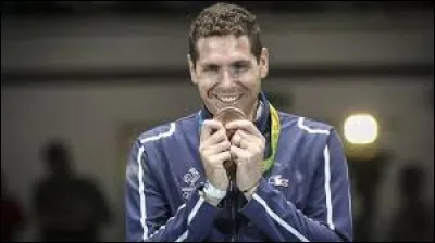Encore un médaillé olympique, il s'agit de Gauthier Grumier.
Quel sport pratique-t-il ?