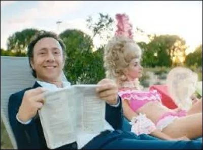 Stéphane Bern vante les mérites de la marque de camping Yelloh ! Village sur la chanson...