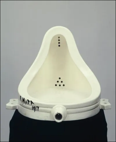 En 1993 à Nîmes, l'artiste Pierre Pinoncelli décide de "remettre à sa place" l'oeuvre de Marcel Duchamp en soulageant sa vessie dans l'oeuvre et en lui assénant un coup de marteau "pour signifier son retour au statut d'urinoir" déclara-t-il lors de son procès. Le nom exact de ce ready-made est :