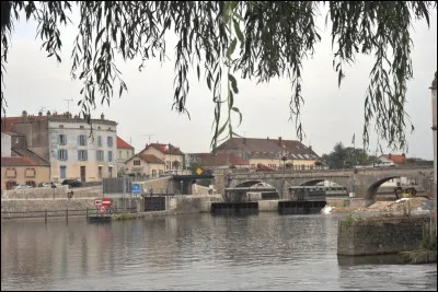 Gray où le Maréchal Lyautey a été chef d'un escadron de hussards se trouve dans le département :