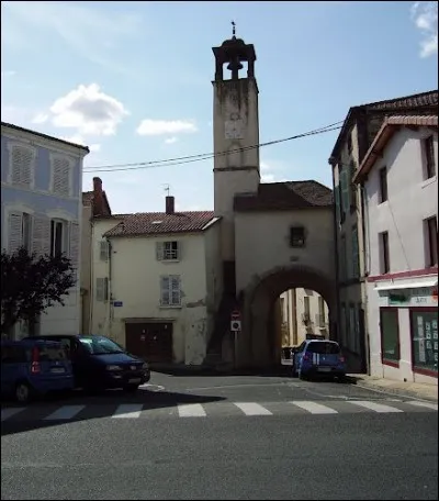 Votre soeur Isabelle vous a envoyé une belle photo de Lezoux où elle est en vacances,dans quel département est-elle ?