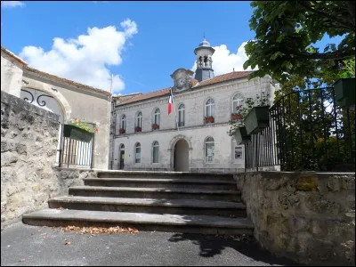La ville de Roullet-Saint-Estèphe qui possède deux belles églises,Saint-Estèphe et Saint-Cybard est située dans le département :