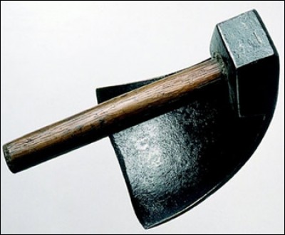 Quel est cet outil utilisé par le tonnelier et le charpentier ? Insérez une lettre dans le mot "ase".