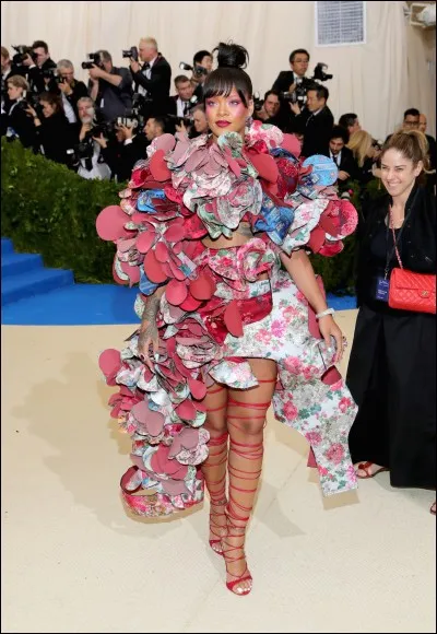 Encore Rihanna, toujours étonnante, ici au gala du Met dans "quelque chose" qui tient beaucoup beaucoup trop... ?
