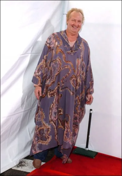 On reconnaît ici l'acteur Randy Quaid, le frère de l'acteur Dennis Quaid. Il porte, à une soirée hollywoodienne, un vêtement inattendu à l'imprimé étrange qu'on verrait mieux porté... ?