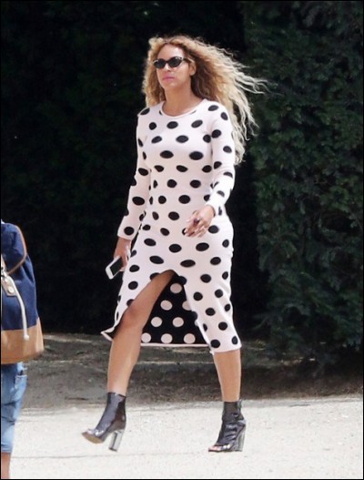 Eh oui, même Beyoncé peut se retrouver habillée de façon un peu ridicule et pas très flatteuse, comme ici avec cette tenue à pois à l'envers comme à l'endroit qui ressemble... ?