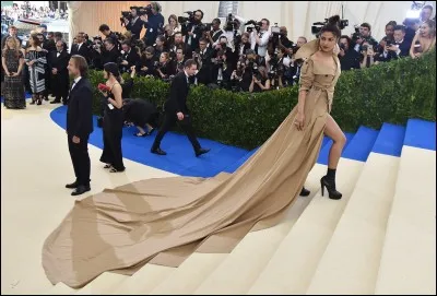 Priyanka Chopra a choisi pour le gala du Met le sensationnel un peu ridicule de ce trench à longue traîne, oeuvre d'un couturier pourtant chantre du bon goût habituellement. Qui donc ?