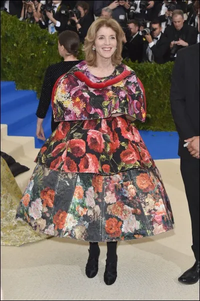 Cette femme mature, vêtue par la marque Comme des garçons (...en abat-jour ou... parachute ?) a pourtant occupé une fonction très importante, laquelle ?