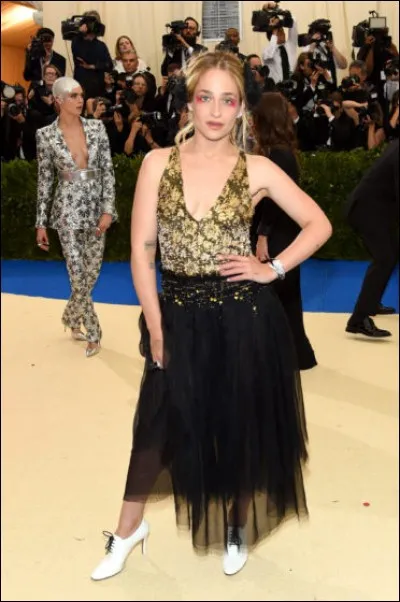 Cette tenue qui semble mal coupée (sans compter les chaussures... blanches !) est pourtant d'une très grande marque de haute couture française, réputée pour son élégance. A votre avis, laquelle ?