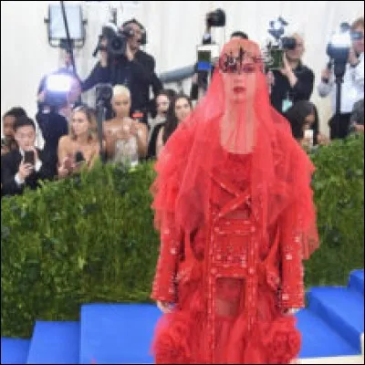 Katy Perry est une habituée des tenues un peu spéciales, voire très spéciales, dont celle-ci, de la Maison Margiela, qu'on dirait sortie... ?