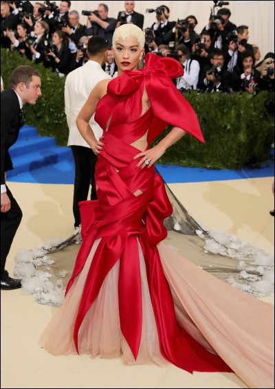 Rita Ora est vêtue ici par Marchesa, dans un rouge plus que flamboyant. A quoi peut faire penser cette tenue ?