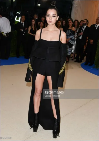 Encore une tenue des plus étranges, manquant totalement d'élégance. Et pourtant, il s'agit d'une robe Vera Wang, styliste réputée notamment pour ses très belles robes de mariées. A quoi fait-elle penser ?