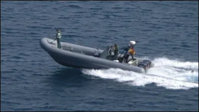 Une embarcation suspecte s'approche de ton navire, quelle est ta réaction ?