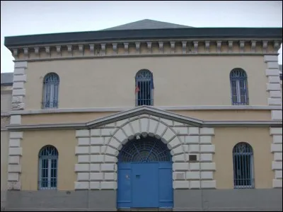 Quel type de prisonniers trouve-t-on en général dans une maison d'arrêt ?