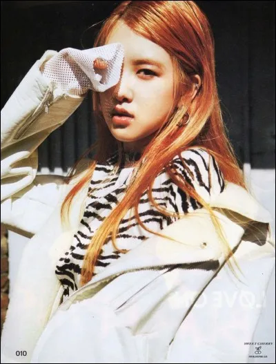 De quel instrument sait-elle jouer ?