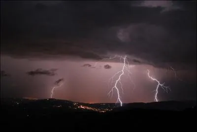 Quelle est la vitesse de propagation d'un clair ?