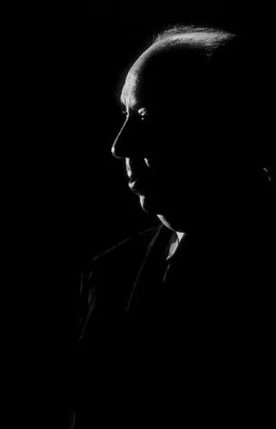 En ombre chinoise, ou presque, un profil familier des cinéphiles amateurs de suspenses, puisqu'il s'agit d'Alfred Hitchcock. Quel événement de son enfance l'a amené à évoquer souvent dans ses films des "accusés" à tort ?