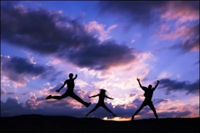 En ombre chinoise, trois danseurs ou trois personnages heureux sautant de joie. Comment nomme-t-on, comme ici en photographie, ce type de photo ?