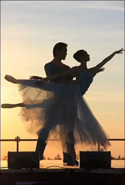 En ombre chinoise, un couple de danseurs classiques. Quand et où est né le "ballet" ?