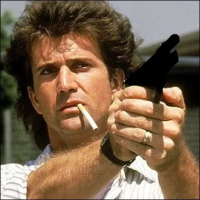 Dans "L'arme fatale", Martin Riggs (Mel Gibson) porte le plus souvent un :