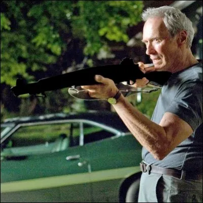 Walt Kowalski (Clint Eastwood) fait d&eacute;gager les intrus avec son...