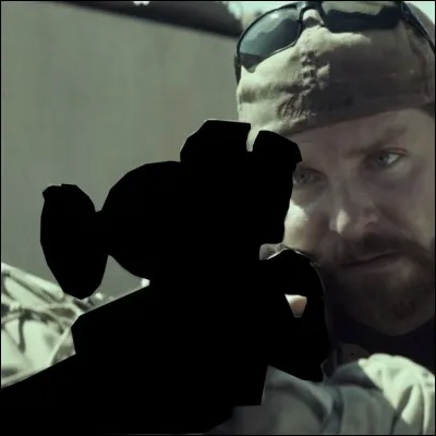 Dans "American Sniper", Chris Kyle utilise un fusil qu'il n'aura en r&eacute;alit&eacute; jamais utilis&eacute; en combat, lequel ?