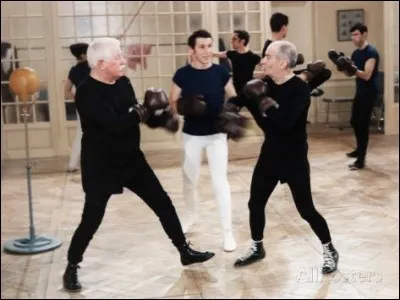 Dans ce m&ecirc;me film, Gabin et de Fun&egrave;s prennent &eacute;galement une le&ccedil;on de savate. La savate est l'ancien nom de la boxe fran&ccedil;aise, et signifie &laquo; vieilles chaussures &raquo;. A quand remontent les origines de la savate ?