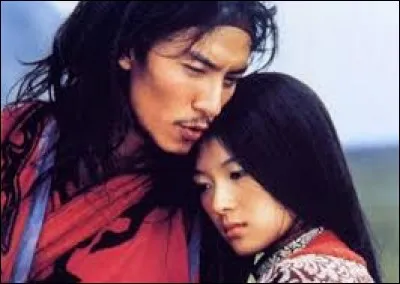 D&eacute;but des ann&eacute;es 2000, quel film a relanc&eacute; le genre du &laquo;wuxiapian&raquo;( &laquo;film de chevalier errant&raquo;) ?