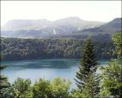 Le lac Pavin est un lac circulaire ayant pour origine un cratère d'explosion volcanique. Quel nom est donné à ce cratère volcanique ?