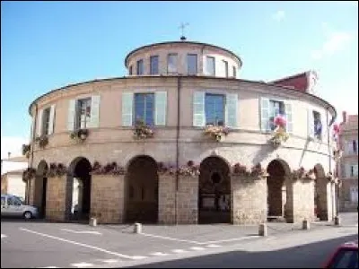 Ancienne halle aux grains, reconvertie en mairie, elle est à découvrir à ...