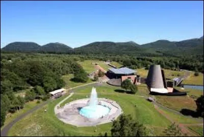 Comment se nomme le parc de l'aventure de la Terre, situé à 15 kilomètres de Clermont-Ferrand ?