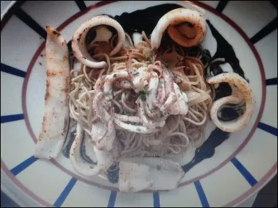 Comment nomme-t-on les petits encornets au Pays basque ?