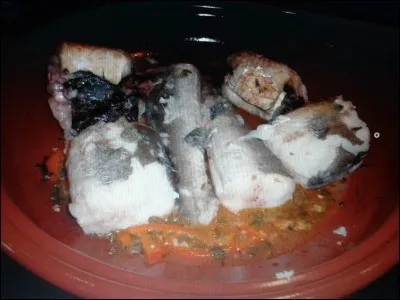 Le merlu koskerra cuisiné avec des moules, des palourdes et des ufs durs comprend aussi :