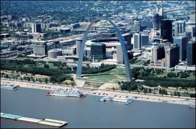 Cette ville américaine des grandes plaines, à la confluence du Missouri et du Mississippi porte le même nom qu'une ville du Sénégal et qu'une une ville d'Alsace. Quelle est cette ville ?