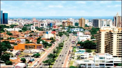 Une station balnéaire californienne, dans la baie de Monterey, porte le même nom que la capitale économique de la Bolivie. Une ville des Canaries porte aussi ce nom. Quelle est cette ville ?
