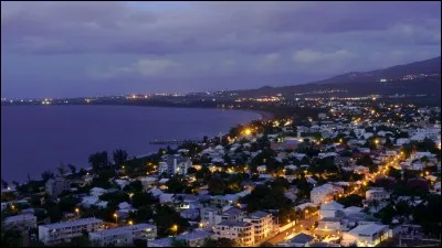 Cette ville de la Réunion, la deuxième de l'île, porte le même nom qu'une ville américaine, capitale d'Etat, située sur le Mississippi. Quelle est cette ville ?