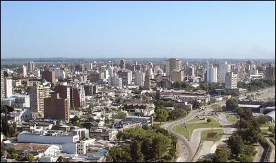 Cette ville d'Argentine de 400 000 habitants, dans la vallée du Rio Parana, porte le même nom qu'une ville étatsunienne, capitale du Nouveau-Mexique. Quelle est cette ville ?
