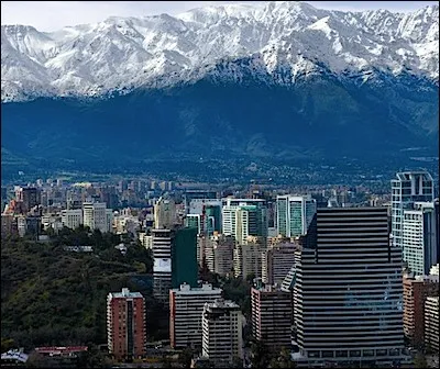 C'est le nom d'une capitale d'Amérique latine, c'est aussi le nom d'une métropole religieuse en Espagne et d'une ville cubaine, centre de la révolution castriste. Quelle est cette ville ?