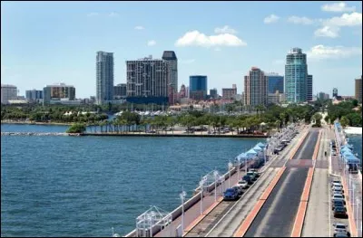 Cette ville de Floride, proche de Tampa, porte le même nom qu'une très grande ville russe. Quelle est cette ville ?