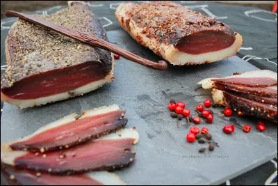 Le magret s&eacute;ch&eacute; est un filet de canard travaill&eacute; en :