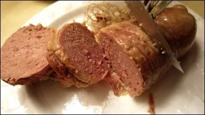 Les cous de canards farcis sont une recette ch&egrave;re au coeur de notre Ma&iuml;t&eacute; nationale. Dans quel village se situait son restaurant ?