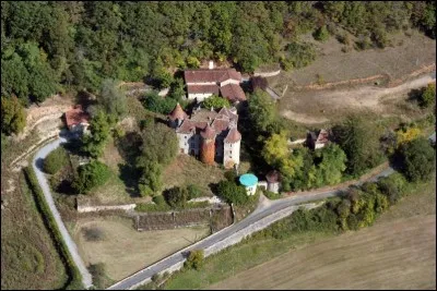 Près de la cité natale de Champollion, nous pourrons visiter ce château du XVIIe siècle. Dans quelle commune vous ai-je entraînés ?