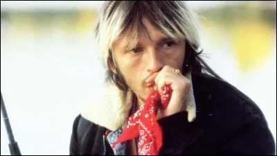 "J'suis qu'un loubard périphérique
J'en ai plein les bottes de ce bled
La France est une banlieue merdique
Comme dit mon copain Mohammed
Aux flics, aux flics"