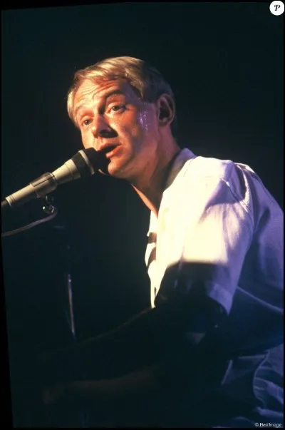 "Pourquoi les gens qui s'aiment
Sont-ils toujours un peu les mêmes ?
Ils ont quand ils s'en viennent
Le même regard d'un seul désir pour deux
Ce sont des gens heureux"