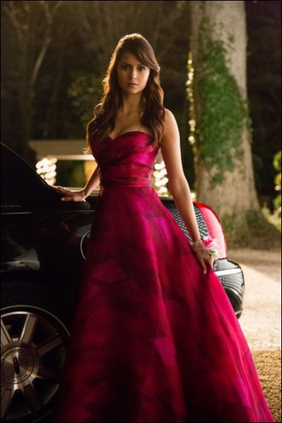 Grâce au sang de quelle personne Elena est-elle devenue un vampire ? (avant qu'elle achève sa mutation)