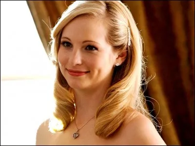 Grâce au sang de quelle personne, Caroline est-elle devenue un vampire ? (avant d'achever sa mutation)