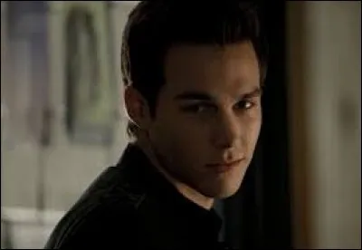 Grâce au sang de quelle personne, Kaï est-il devenu un vampire? (avant qu'il achève sa mutation)