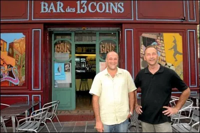 Hormis le débit de boisson, que désigne un bar ?