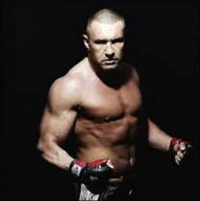 Ce Français est un célèbre ancien grand champion de kick-boxing, ayant remporté de multiples tournois et titres du circuit mondial professionnel. Il a même fait quelques seconds rôles au cinéma... Il se nomme :
